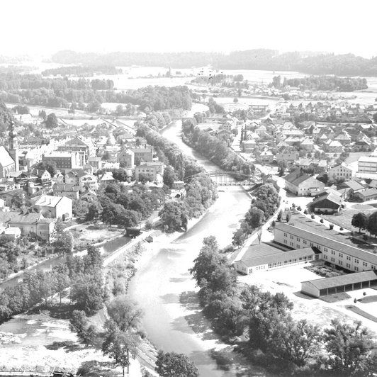 Trostberg mit Schule Luftaufhame im Jahr 1959