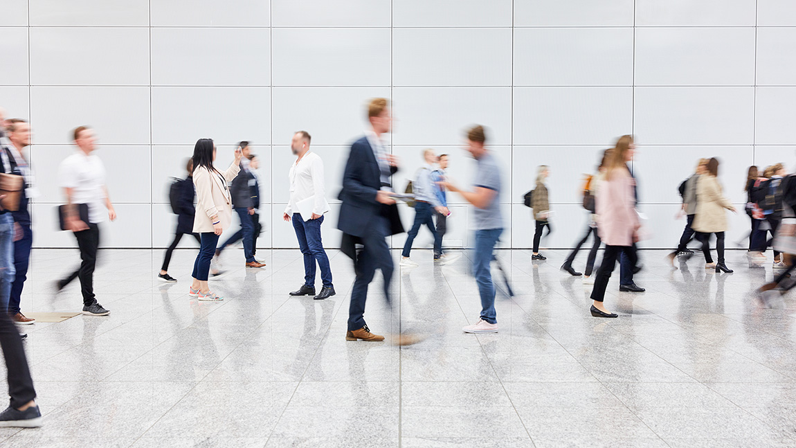 Menschen laufen verschwommen