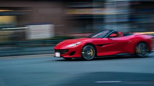 sportliches rotes Auto