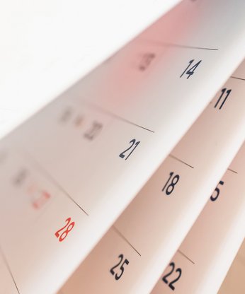 Kalender wird geblättert in Nahaufnahme