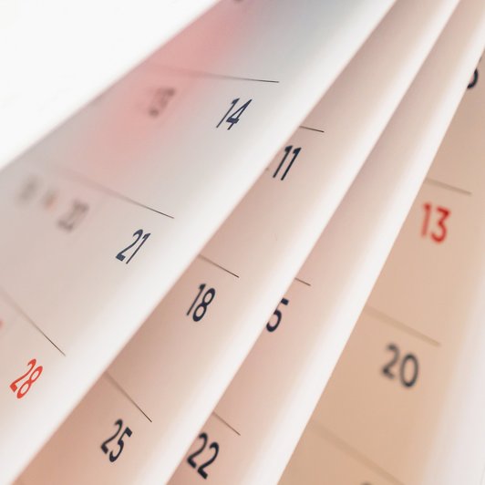 Kalender wird geblättert in Nahaufnahme