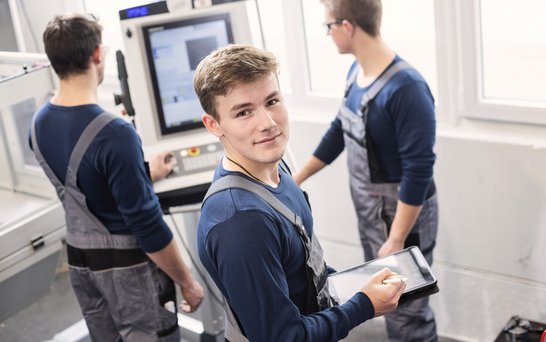 Industriemechaniker bei der Maschinenprüfung