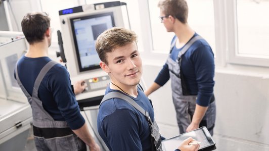 Industriemechaniker bei der Maschinenprüfung