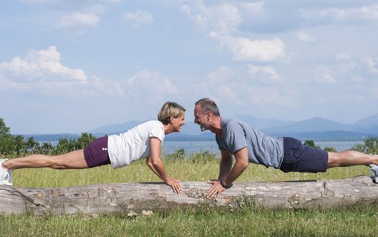 Livadur Werbefoto Rentner in der Liegestützposition