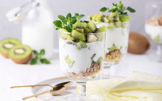 Eisbecher mit Kiwi