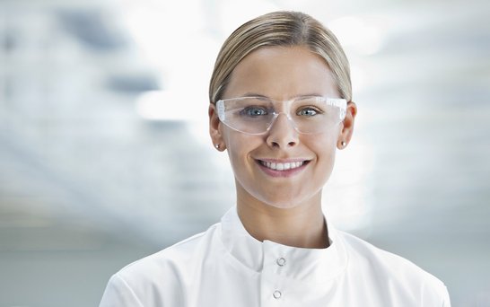 junge Chemielaborantin