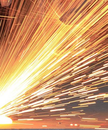 Technische Gase schneiden Metall, große Funken