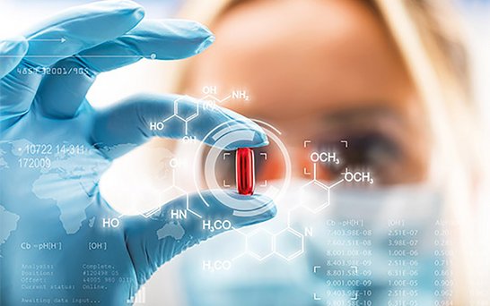 Pharmazeutik Frau analysiert rote Pille