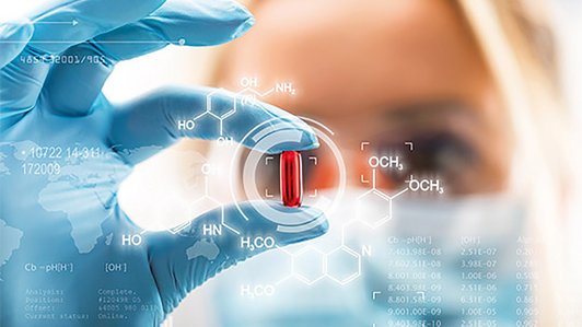 Pharmazeutik Frau analysiert rote Pille