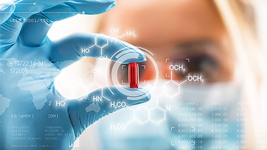 Pharmazeutik Frau analysiert rote Pille