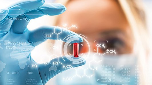 Pharmazeutik Frau analysiert rote Pille