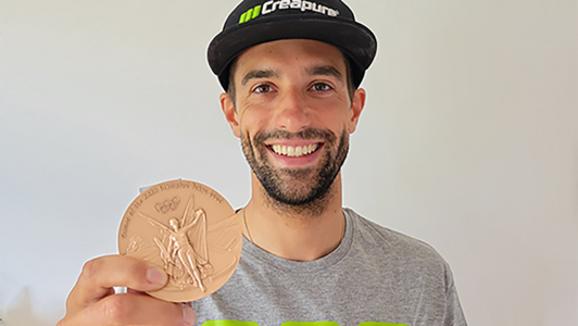 Hannes Aigner mit Olympia Medaille und Creapure Klamotten