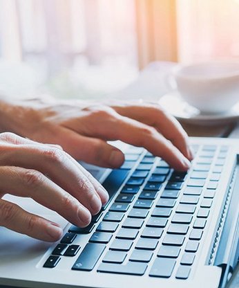 Mann schreibt am Computer