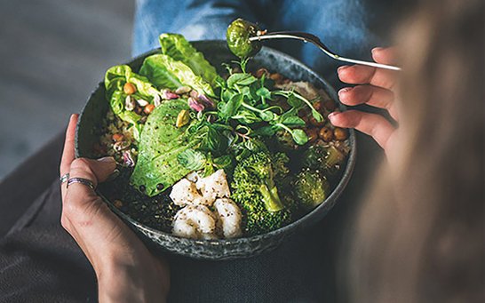 Frau isst vegan mit Creapure als Zusatz