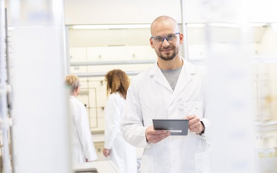 Mann mit iPad im Labor