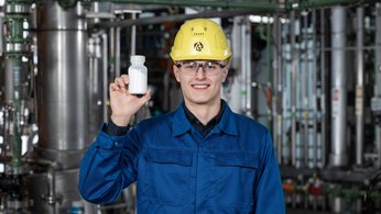 Ausbildung Chemikant mit Produkt in der Hand