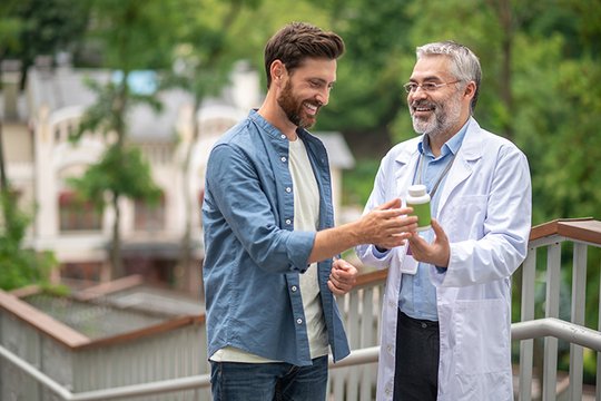 Mann und Arzt mit Creapure