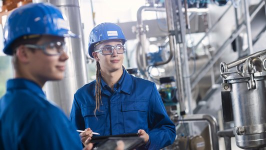 2 Chemikanten in der Ausbildung mit iPad in der Hand