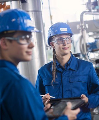 2 Chemikanten in der Ausbildung mit iPad in der Hand