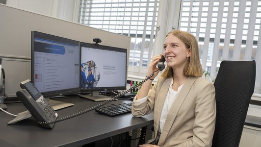 Auszubildenen Industriekaufleute am telefonieren