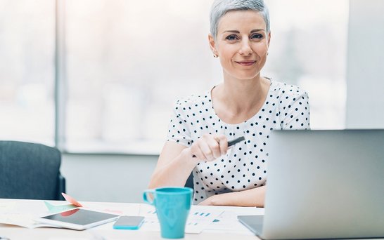 Industriekauffrau aus dem Marketing im hellen Büro