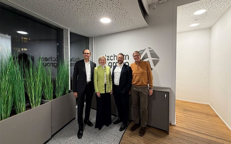 v.l.n.r. Dr. Jürgen Sans (COO, Alzchem Group), Prof. Dr. Angelika Niebler (Europaabgeordnete), Dominic Geiger (3. Bürgermeister Trostberg), Karl Schleid (Bürgermeister Trostberg)