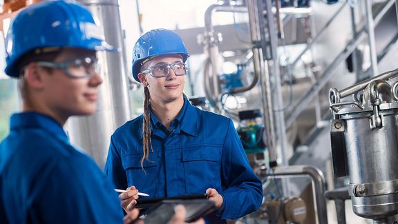 Chemikanten in den Produktionsanlagen