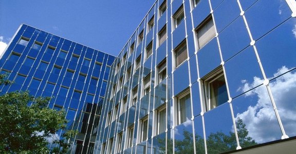 Alzchem Hauptverwaltung von unten-nach-oben Perspektive