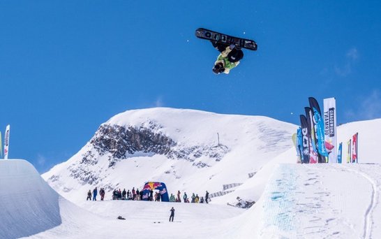 Creapure Athlet Skifahrer macht einen Salto in der Luft