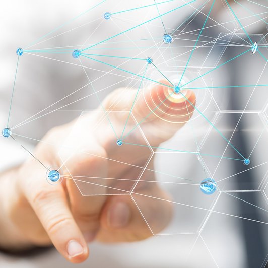 Zeige- und Mittelfinger deuten auf einen Punkt in einem Netzwerk hin