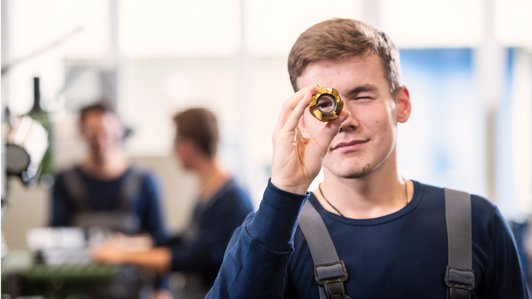 Industriemechaniker schaut durch ein Rohr