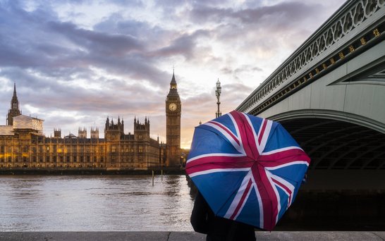 Person mit Schrim Englandflagge und Blick auf Big Ben