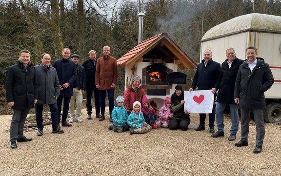 Holzbackofen Gruppenbild Förderverein Trostberg spendet 