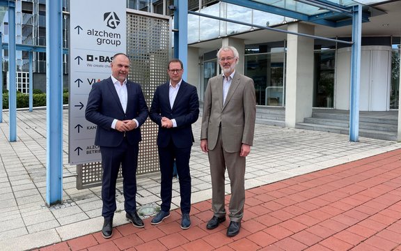 Andreas Niedermaier und Georg Weichselbaumer mit Herr Huber