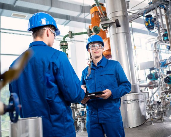 Chemikanten bei der Arbeit