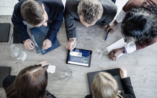 Meeting Alzchem Personen am Tisch Aufnahme von oben