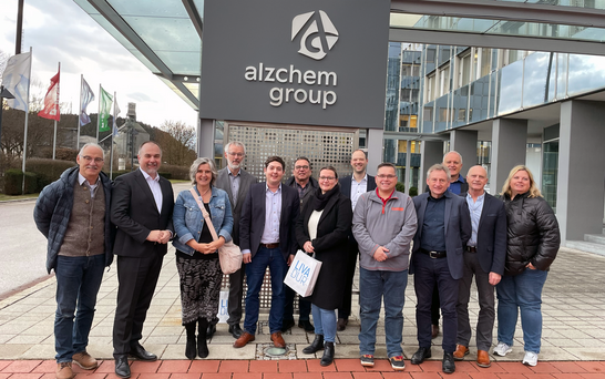 Besuch SPD vor neuen Alzchem Logo