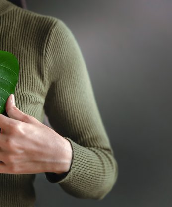 Frau mit Blatt in Herzform in der Hand