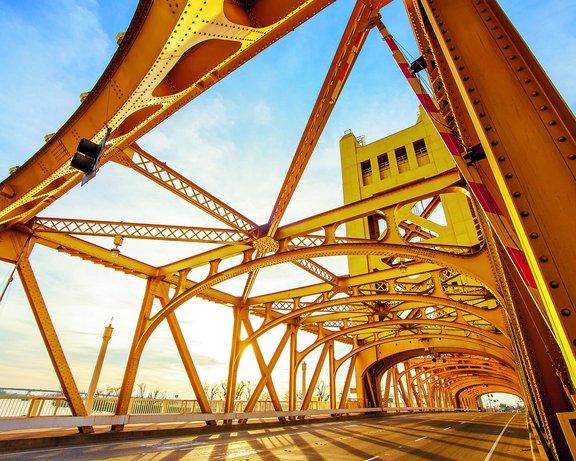 Brückenbau mit gelben Gerüst