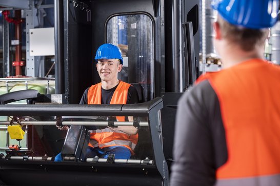 2 Fachkräfte für Lagerlogistik schauen sich an