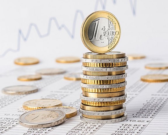 Aktienmarkt mit Geld auf Papier