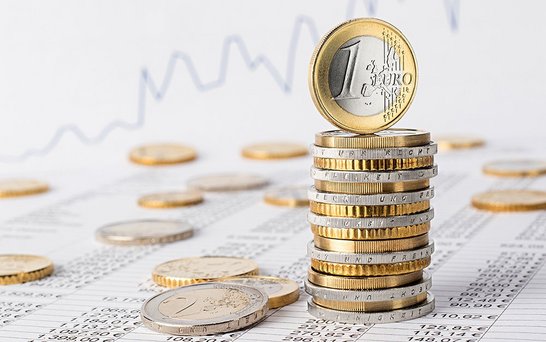Aktienmarkt mit Geld auf Papier