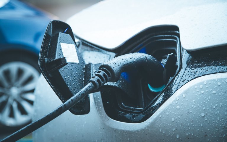Elektroauto wird getankt