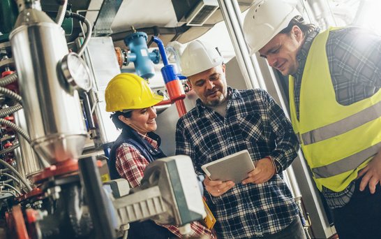 Mitarbeiter an Produktionsanlage