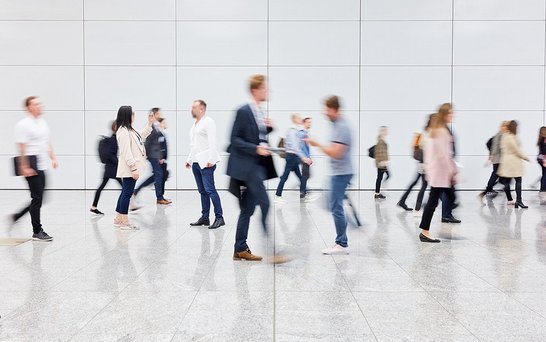 Menschen laufen verschwommen
