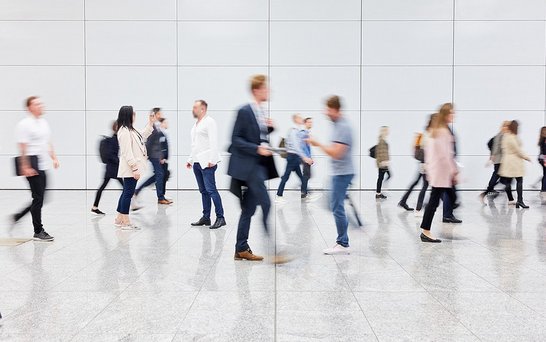 Menschen laufen verschwommen