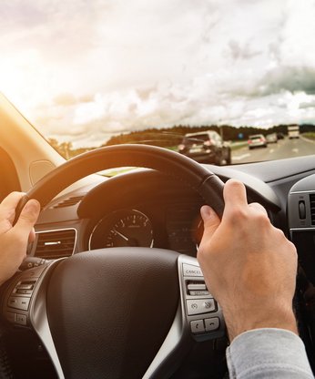 Mann fährt Auto 