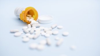 Weiße Tabletten in orangener Dose