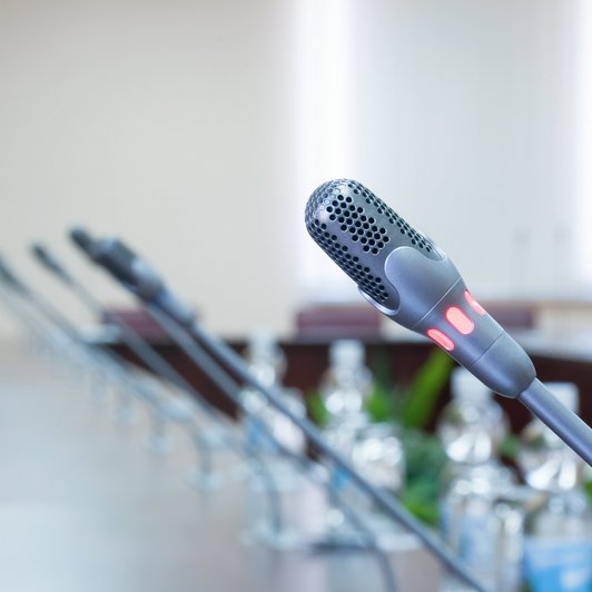 Mikrofone auf dem Tisch in einer Konferenz