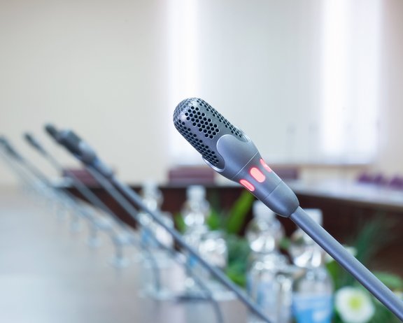 Mikrofone auf dem Tisch in einer Konferenz